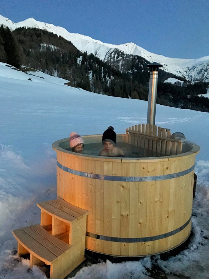 160 cmHotub with grey plastic and spruce wood